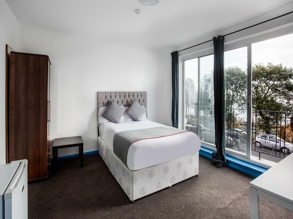The Clacton Hotel Extérieur photo