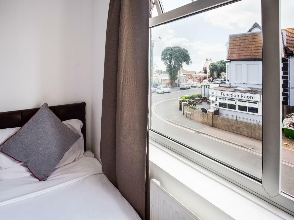 The Clacton Hotel Extérieur photo